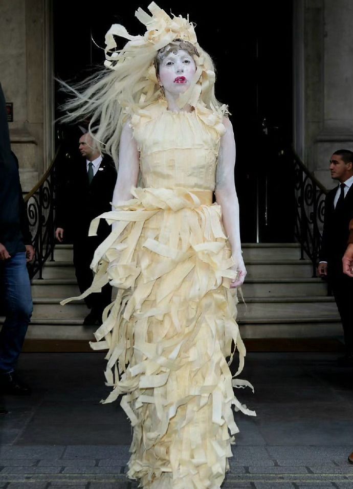 Lady Gaga早年惊悚行为艺术曝光，被指是光明会羞辱仪式的一环