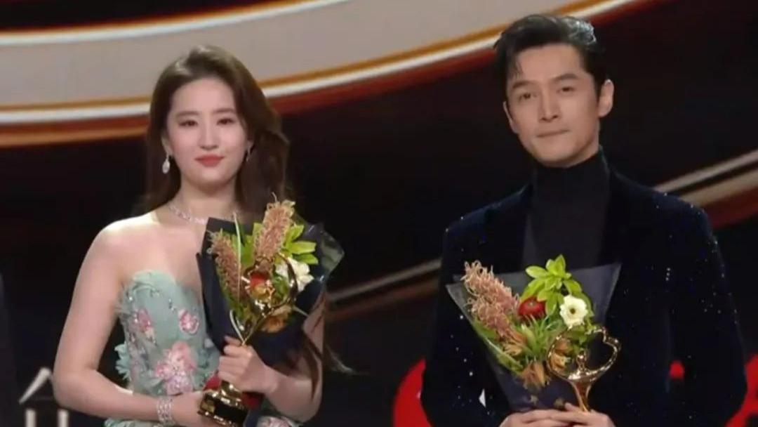 微博之夜|微博之夜丑造型真不少：刘亦菲关晓彤露肩裙显胖，谷爱凌袖套抢镜