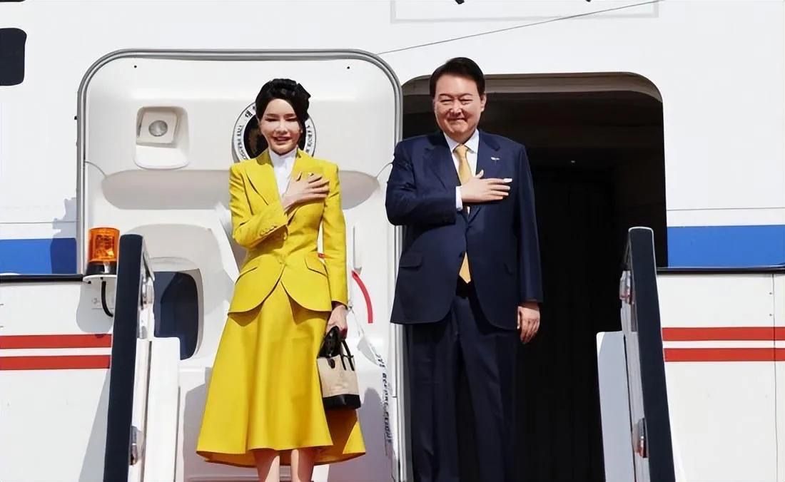 衬衫 韩国夫人真懂穿搭，看她的“配色”水平就知道，51岁还嫩成小姑娘