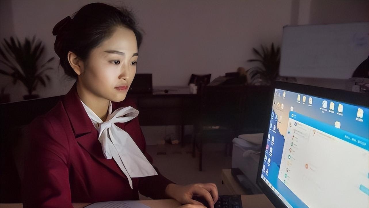 00后女员工“主动”加班，连续加一个月，次月看到工资条彻底懵了
