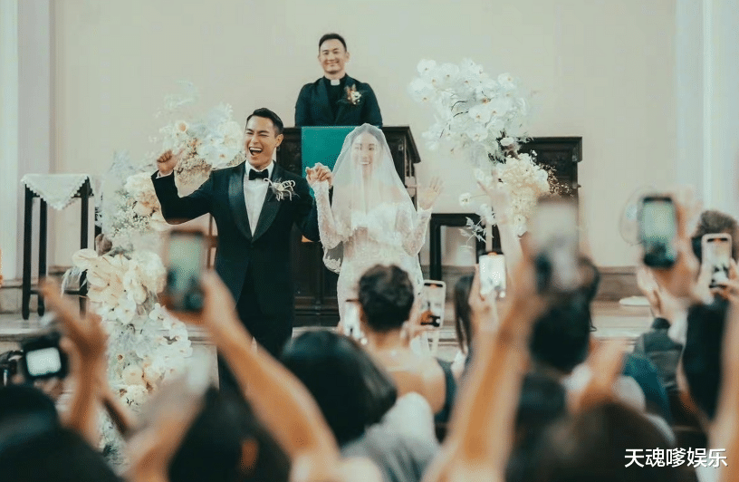 杨佑宁官宣二胎得女！宝宝五官超像爹，仨年生俩，自称还要生2个