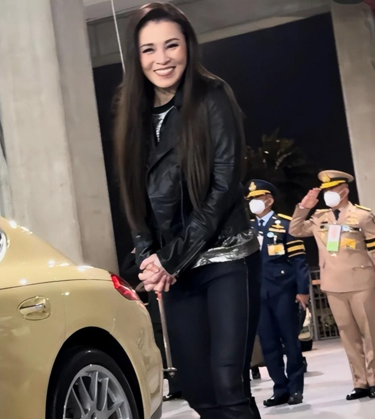 泰国王后又换新发型!头发留长10厘米,一头黑长直美过85后贵妃了