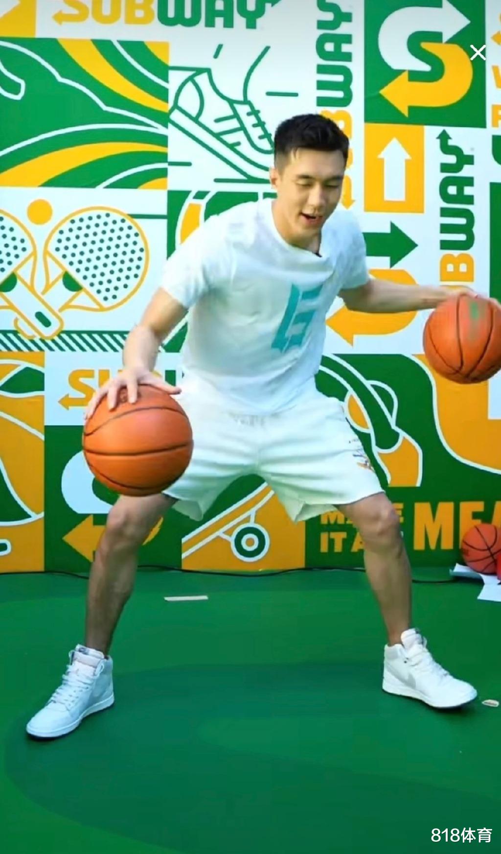 |郎才女貌! 郭艾伦携美女主播表演双手控双球, 碎嘴逗得女神花枝乱颤