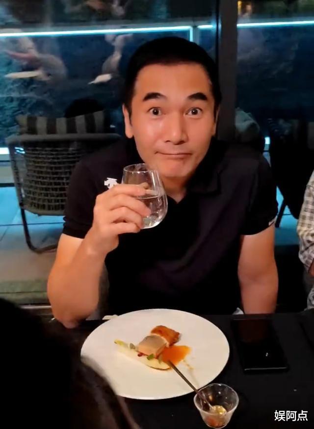 周润发|影帝周润发大摆生日宴,搂抱袁咏仪不断索吻遭拒!发嫂淡然处之