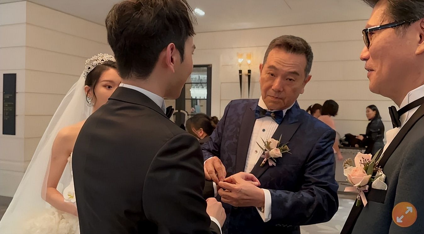 儿子大婚!张晨光夫妻罕见合体现身,老戏骨急着退休抱孙子