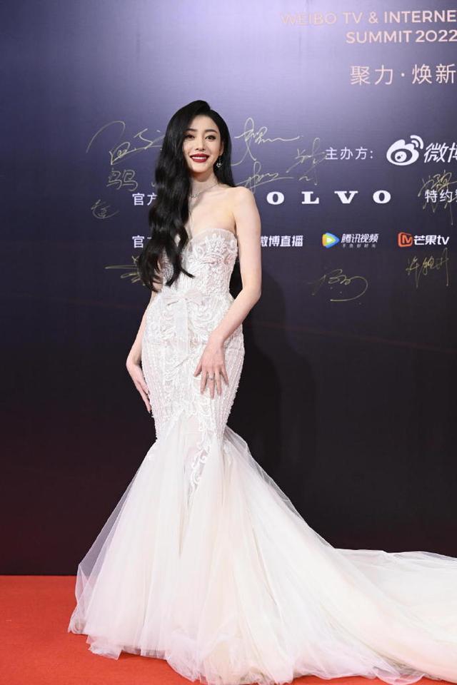 明星|红毯上明星的猎奇造型：穿肚兜，穿雨靴，披“床单”，戴刷碗手套