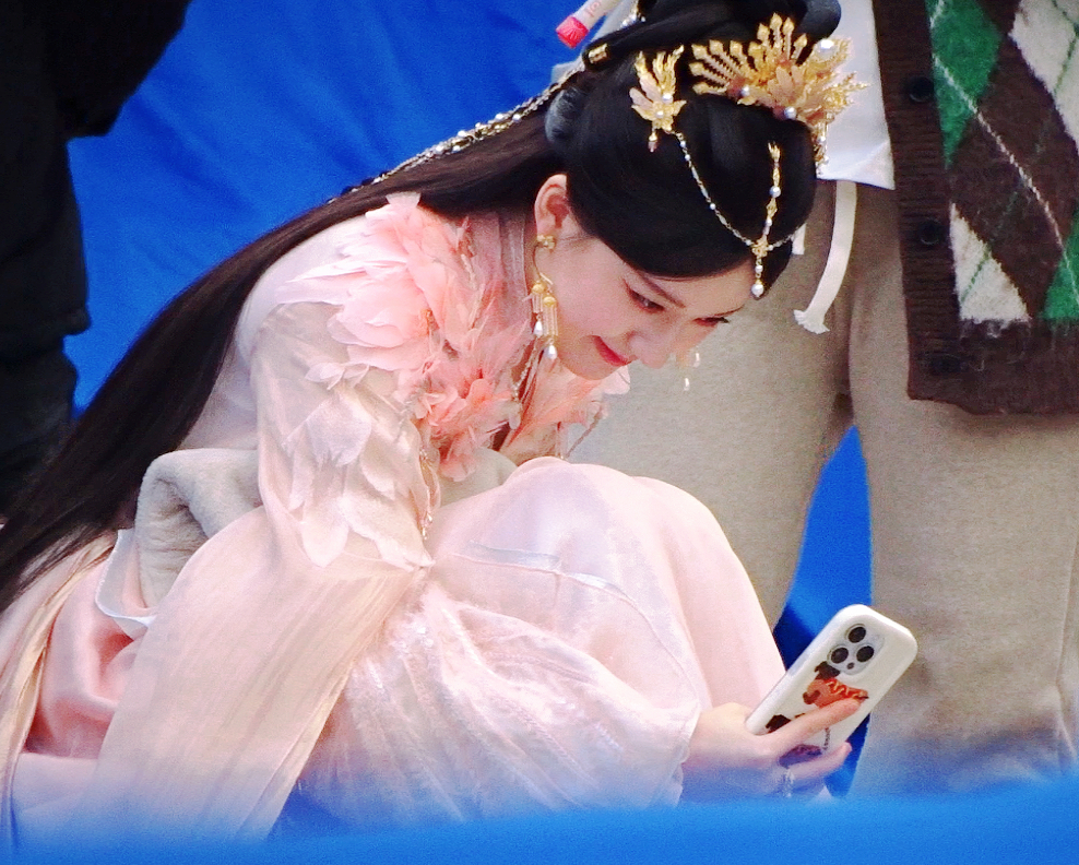 赵露思|《神隐》赵露思粉衣造型好嫩!和李昀锐更有CP感,侧颜像极白鹿!