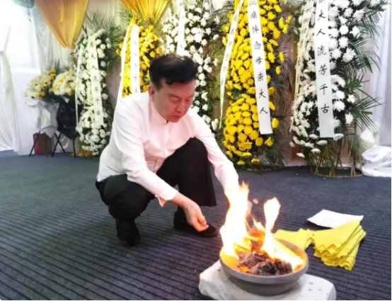 ?央视张泽群母亲去世,妻儿远在美国未现身,孤独一人含泪送别