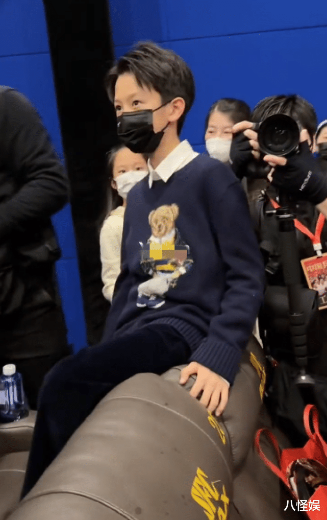 邓超|邓超新作首映带儿女现身,等等高冷帅气,小花不时整理长发好淑女