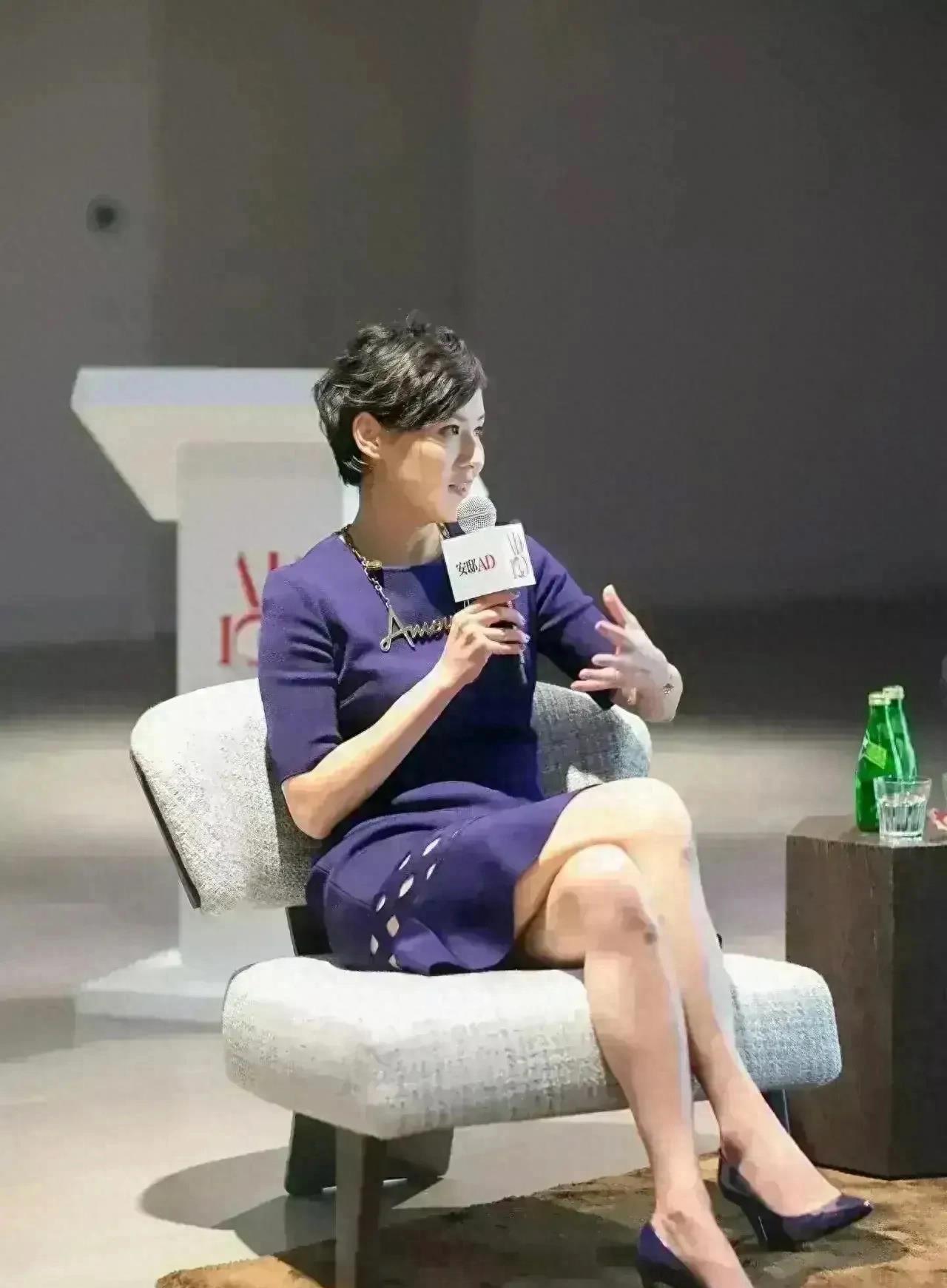 她是上海最美主持人，嫁给了上海首富，如今已经52岁了