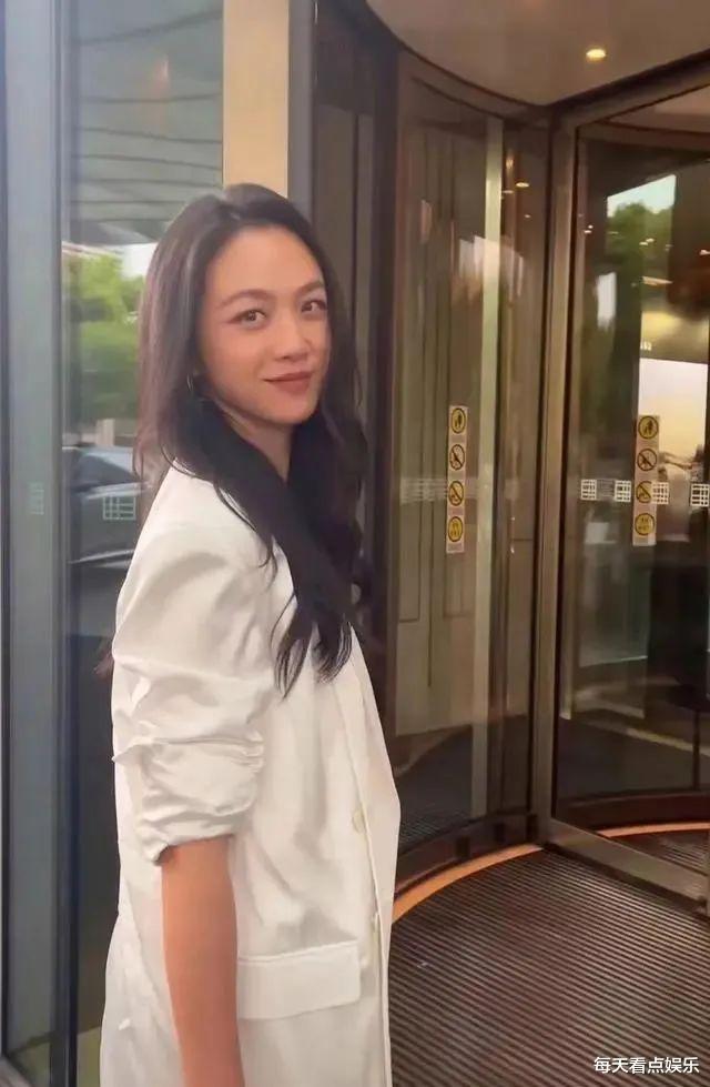 汤唯韩国坐地铁被偶遇!穿平价衣模样十分土气,肤色黄黑不如路人