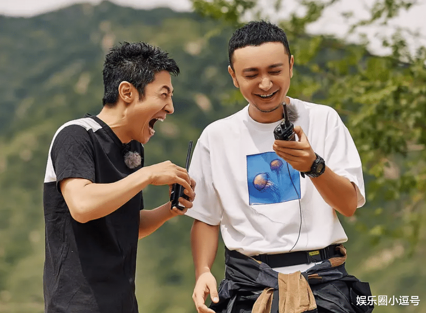 |格买提录节目意外摔伤！撒贝宁展现真情帮助处理伤口