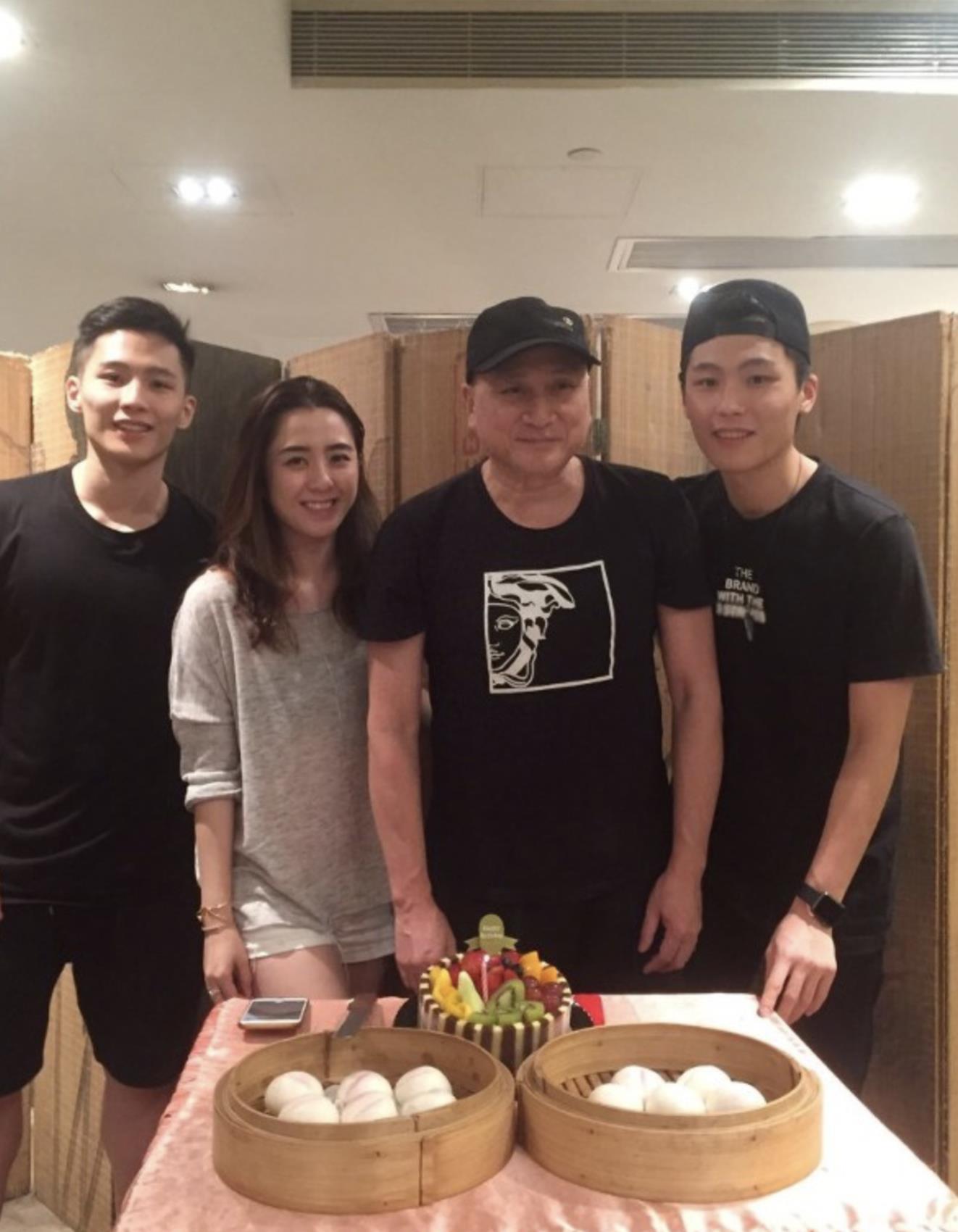 汤镇业携妻女回香港探亲,与前妻子女聚会,两对双胞胎子女罕同框