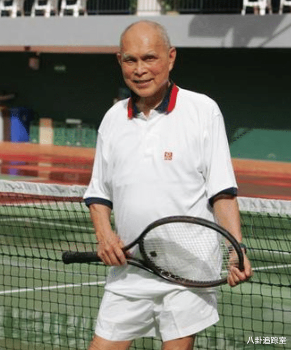 霍启刚携子祭拜霍英东，10岁Lawrence眉头紧锁似不耐，未带郭晶晶