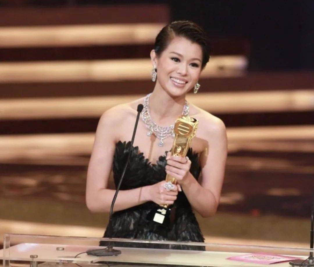 当44岁的胡杏儿和张雨绮娜然同框,才彻底明白,港女的保养真绝