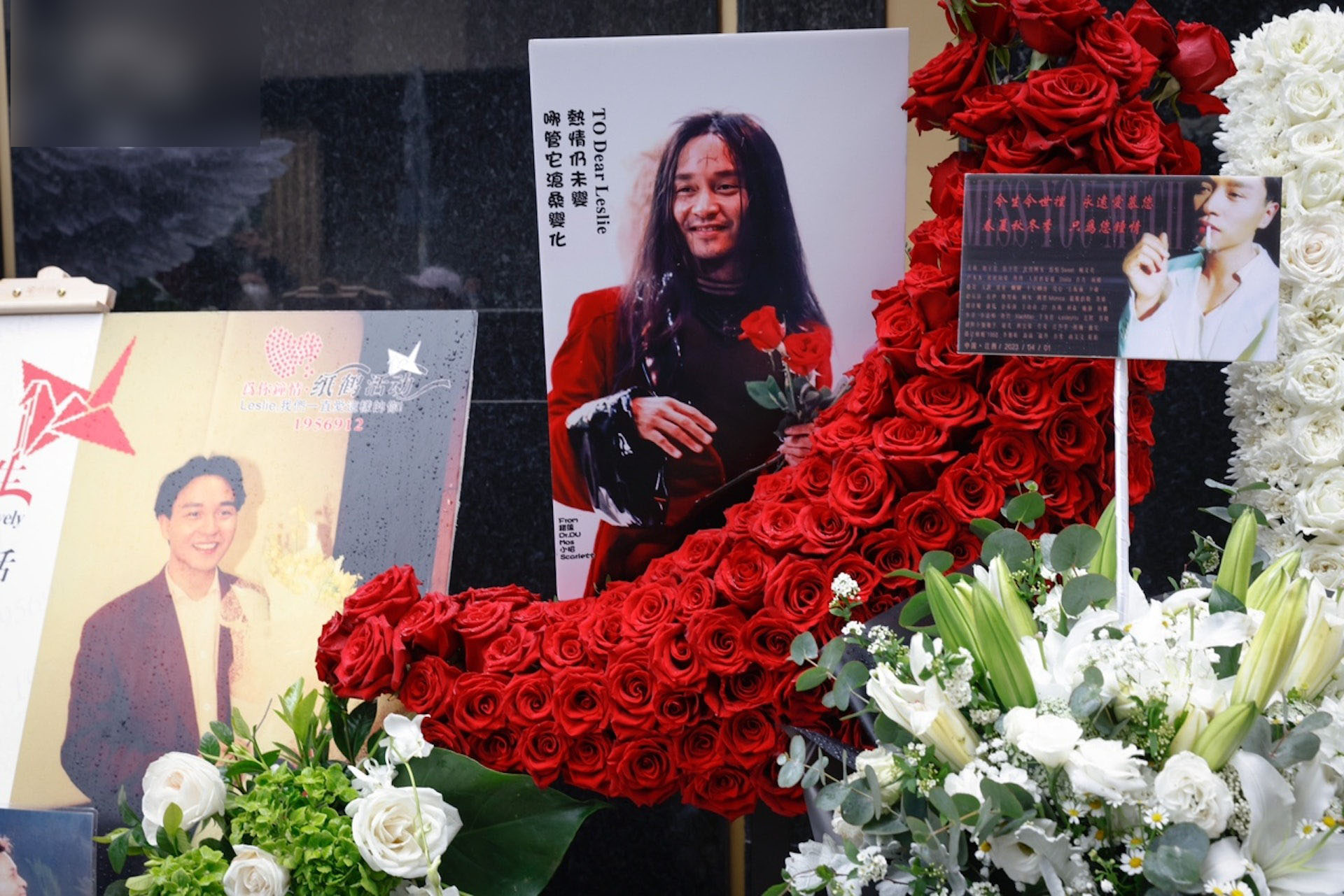 张国荣|张国荣悼念现场一片花海云集上千歌迷,黎明张卫健梁咏琪等人现身