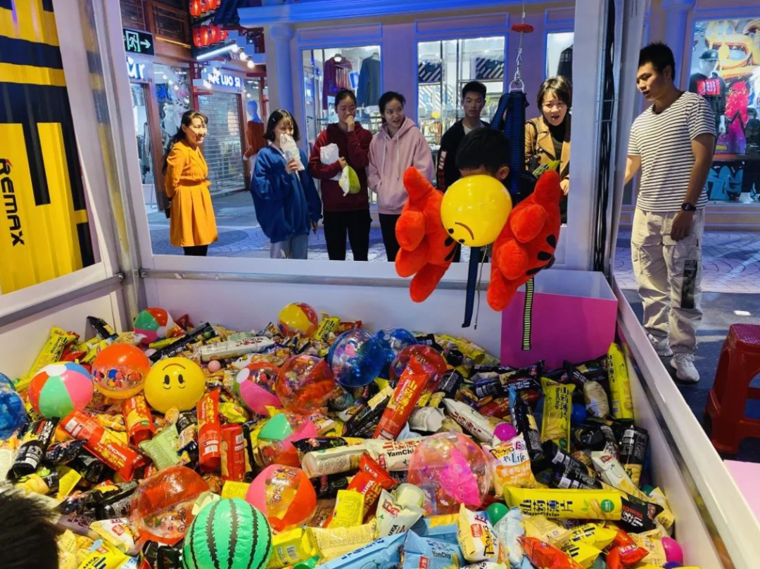 北京|遍地涌现的零食娃娃机