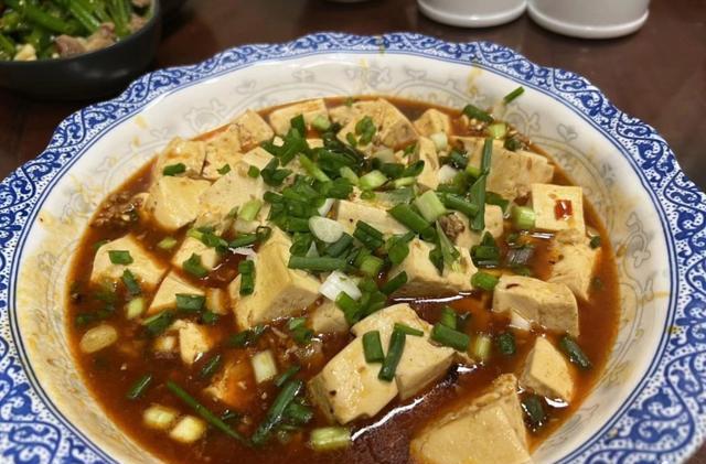 广西|四川女子远嫁广西,五一做一桌菜,婆家人却不领情:饿急眼也不吃