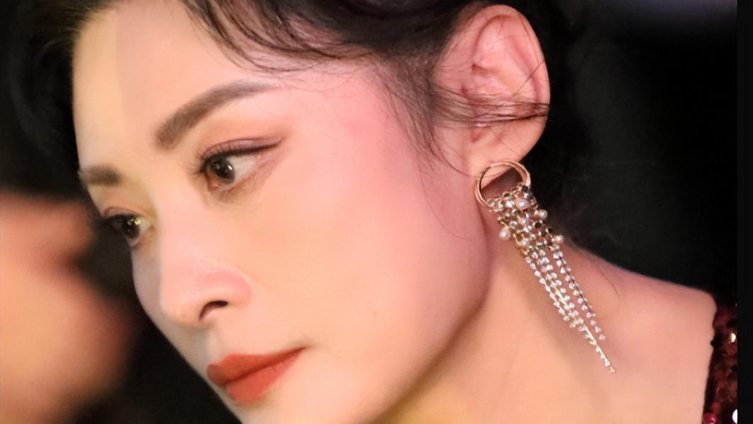 当61岁张凯丽和55岁周涛站在一起，我才明白什么叫气质和骨相