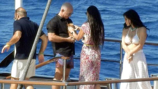 贝索斯游艇上招待黛米·摩尔，一起宠爱吉娃娃，53岁未婚妻半含酸