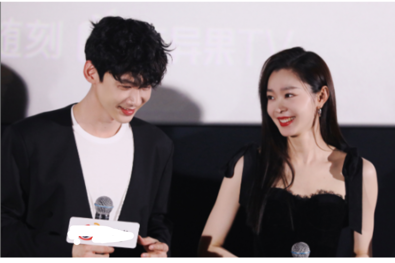 33岁宋铁当众被搂抱!小4岁白敬亭充当护花使者,两人疑好事将近