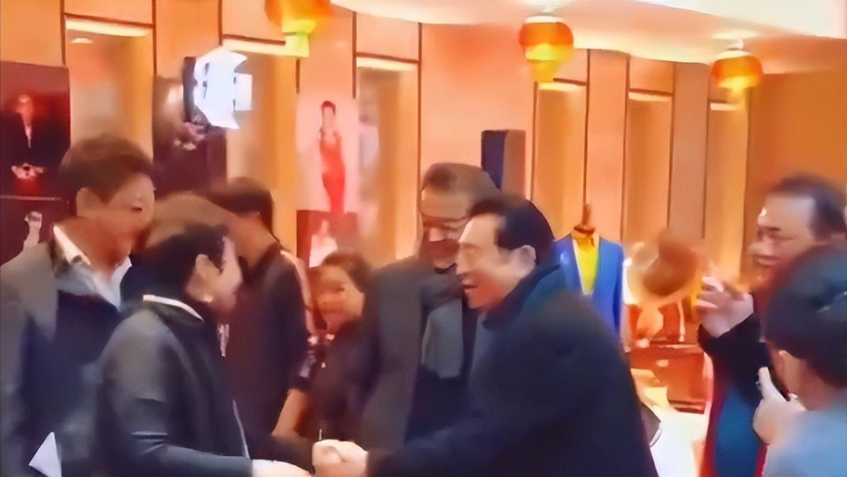 84岁李双江参加奢华聚会，双手紧握美女不放，梦鸽带儿子移民未跟随