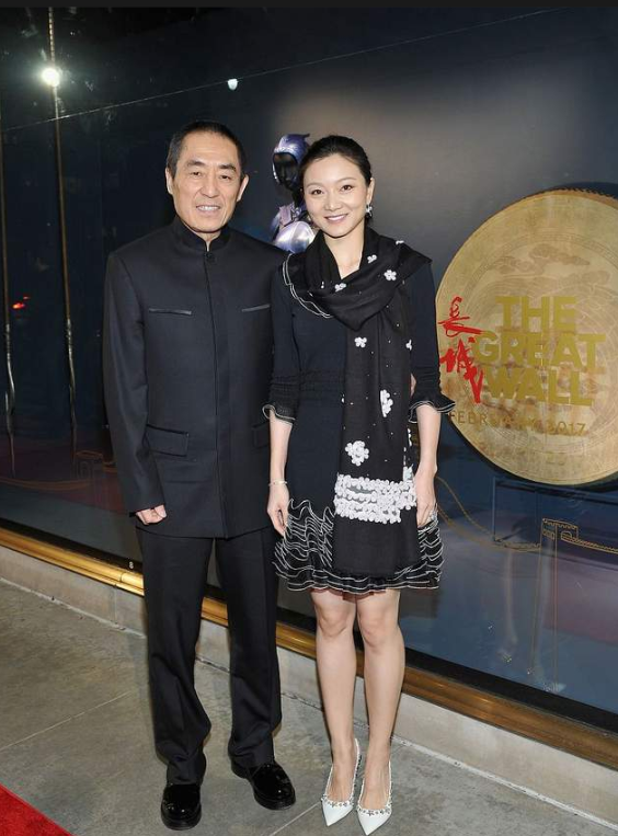 张艺谋|张艺谋夫妇洛杉矶购物!41岁陈婷素颜不化妆,低扎马尾辫依然好看