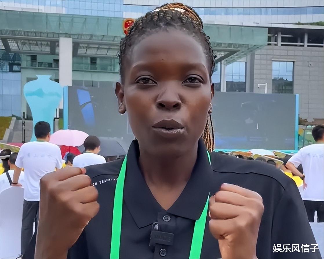 网红Rose当火炬手被拒,一路陪跑呐喊喧宾夺主,失落表情引热议