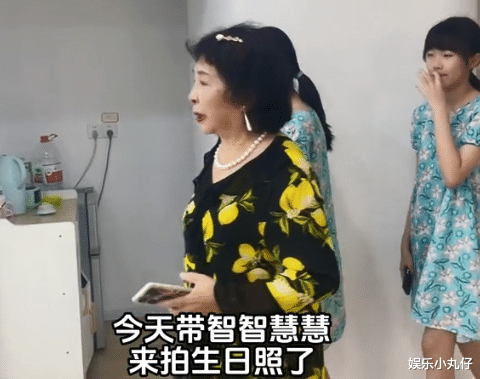 72岁盛海琳携双胞胎女儿拍13岁生日照！化妆惊艳一个像爸一个像妈