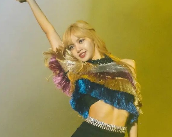 Lisa晒疯马秀演出照，仅用串珠遮臀，眼神迷离表情享受，直言想再去