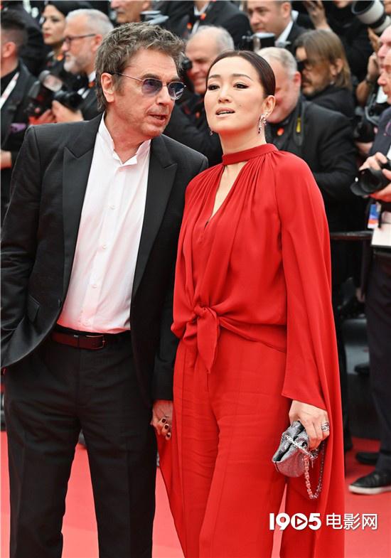 巩俐|巩俐穿中国红亮相戛纳红毯 明艳大气尽显女王风范