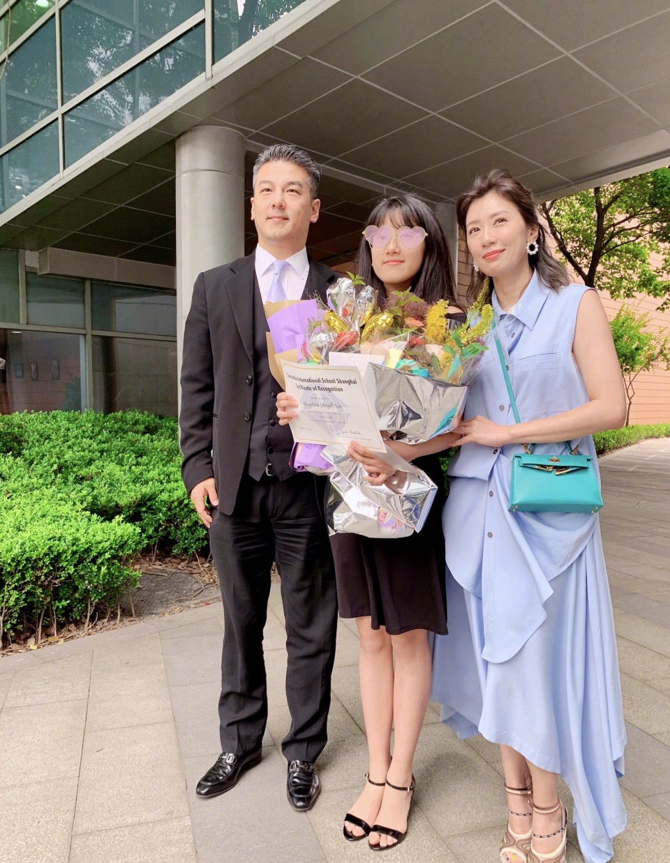 岳云鹏|贾静雯17岁长女独自国外求学,染红发眼线夸张,大方承认想当艺人