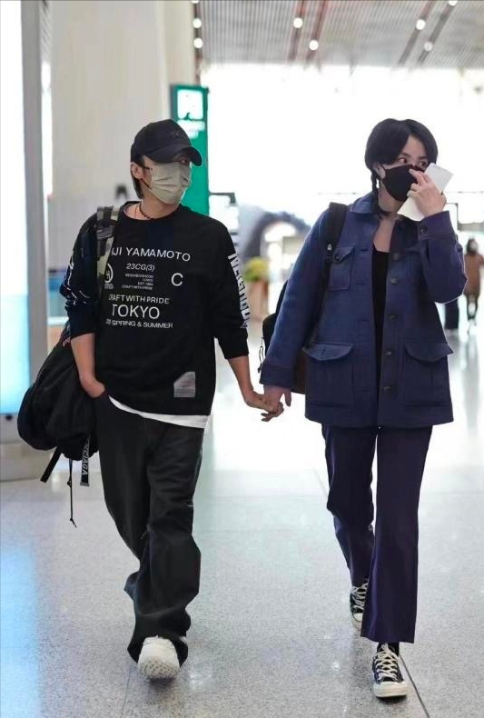 谢霆锋43岁生日低调秀恩爱,王菲飞北京被偶遇,穿平底鞋肚子凸起