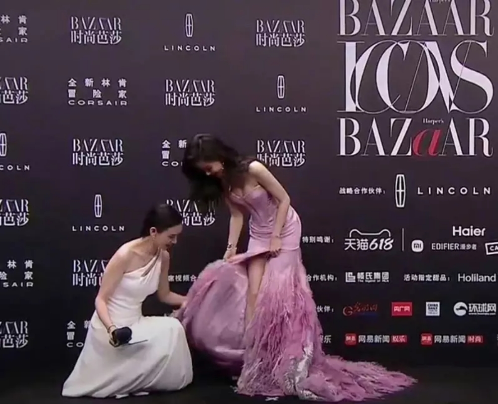 杨幂|李晓峰主持「芭莎盛典」杨幂缺席　她对Angelababy做出「这举动」被酸心机重