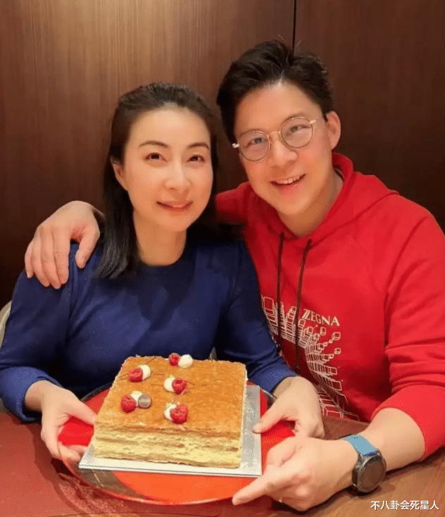 被说“土气”的郭晶晶,近照一袭黑裙很惊艳,难怪被夸“富贵相”