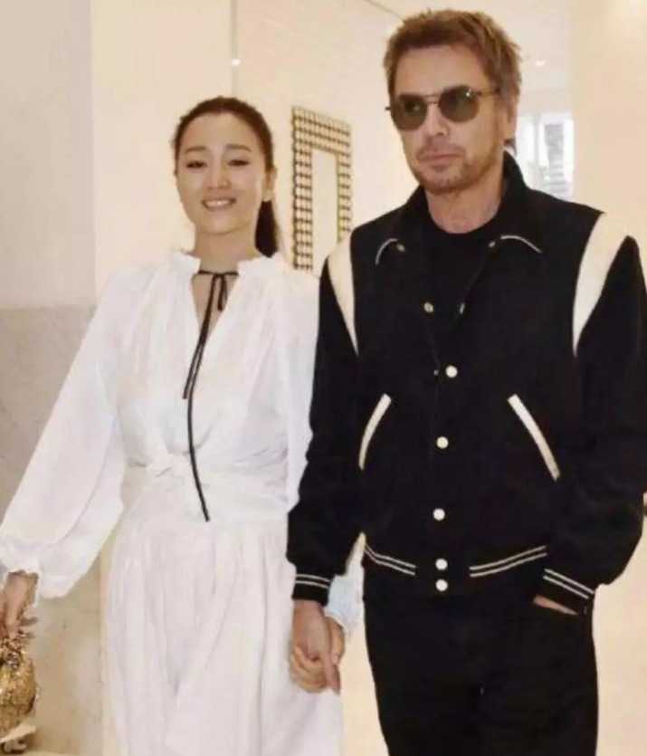 巩俐|屈膝拍照、退半步紧跟,强势如巩俐在法国丈夫面前竟如此卑微