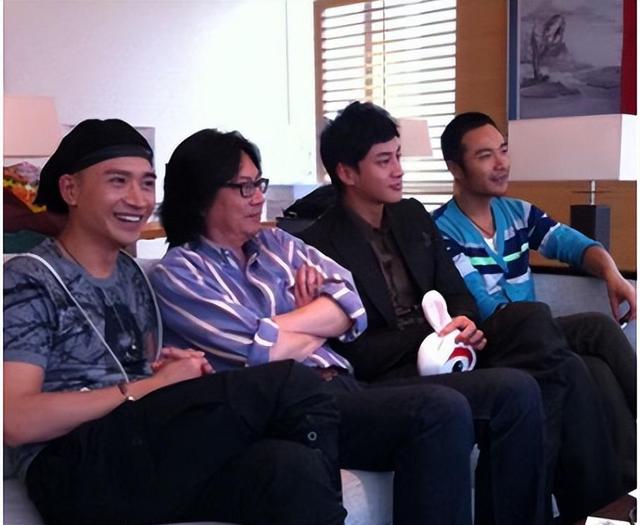 何晟铭历经坎坷半生，被富婆捧为天之骄子，57岁却只能端茶倒水！