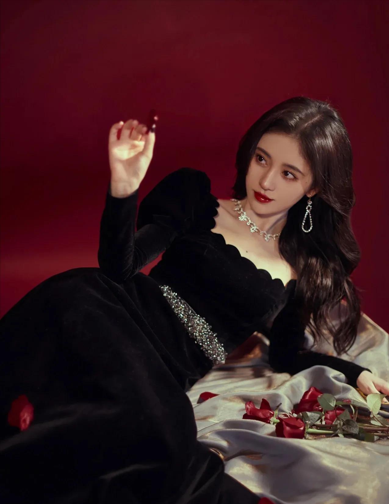 盘点娱乐圈那些“包装”出来的“完美女神”,真实身材一言难尽!