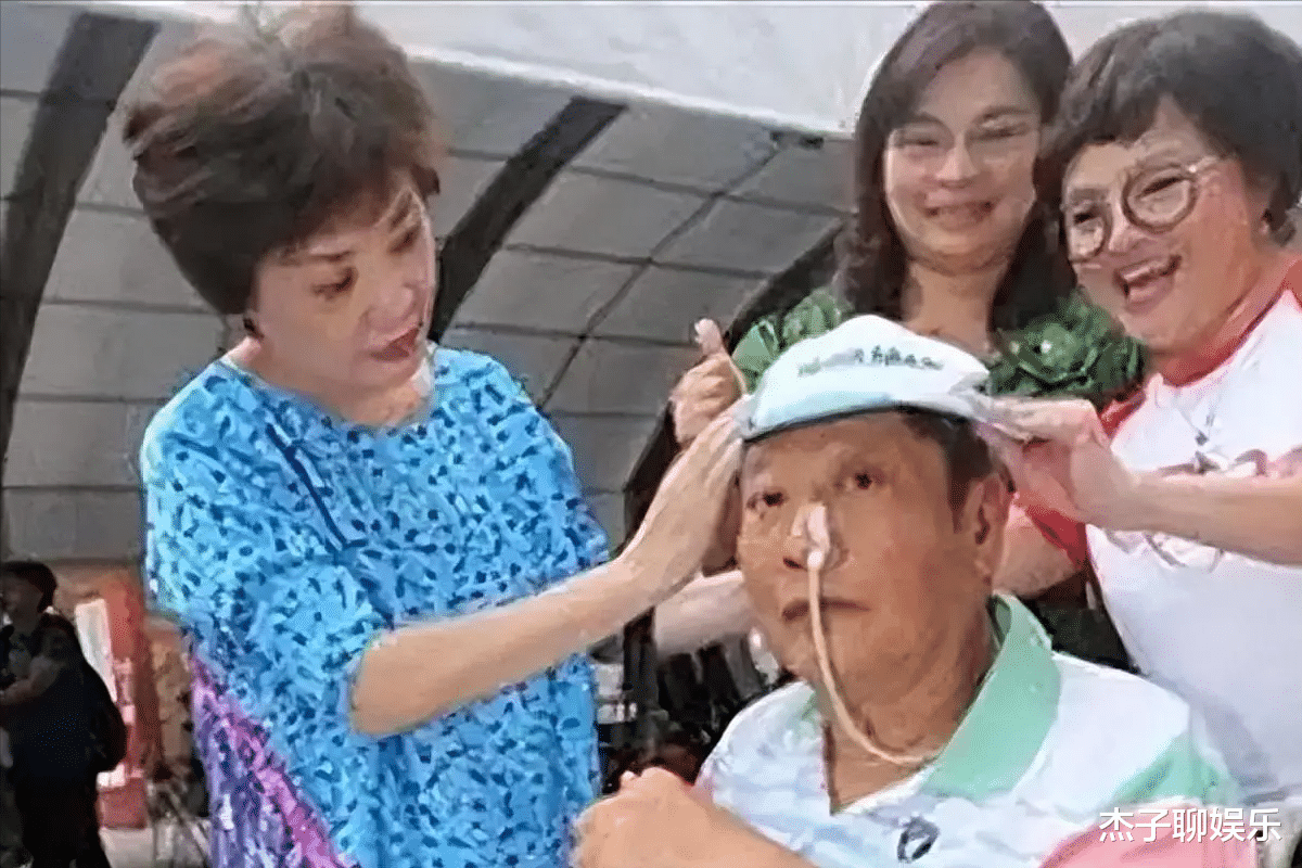 春晚|春晚一夜成名，意外坠楼成“智障”，被妻女抛弃，情人照顾他21年