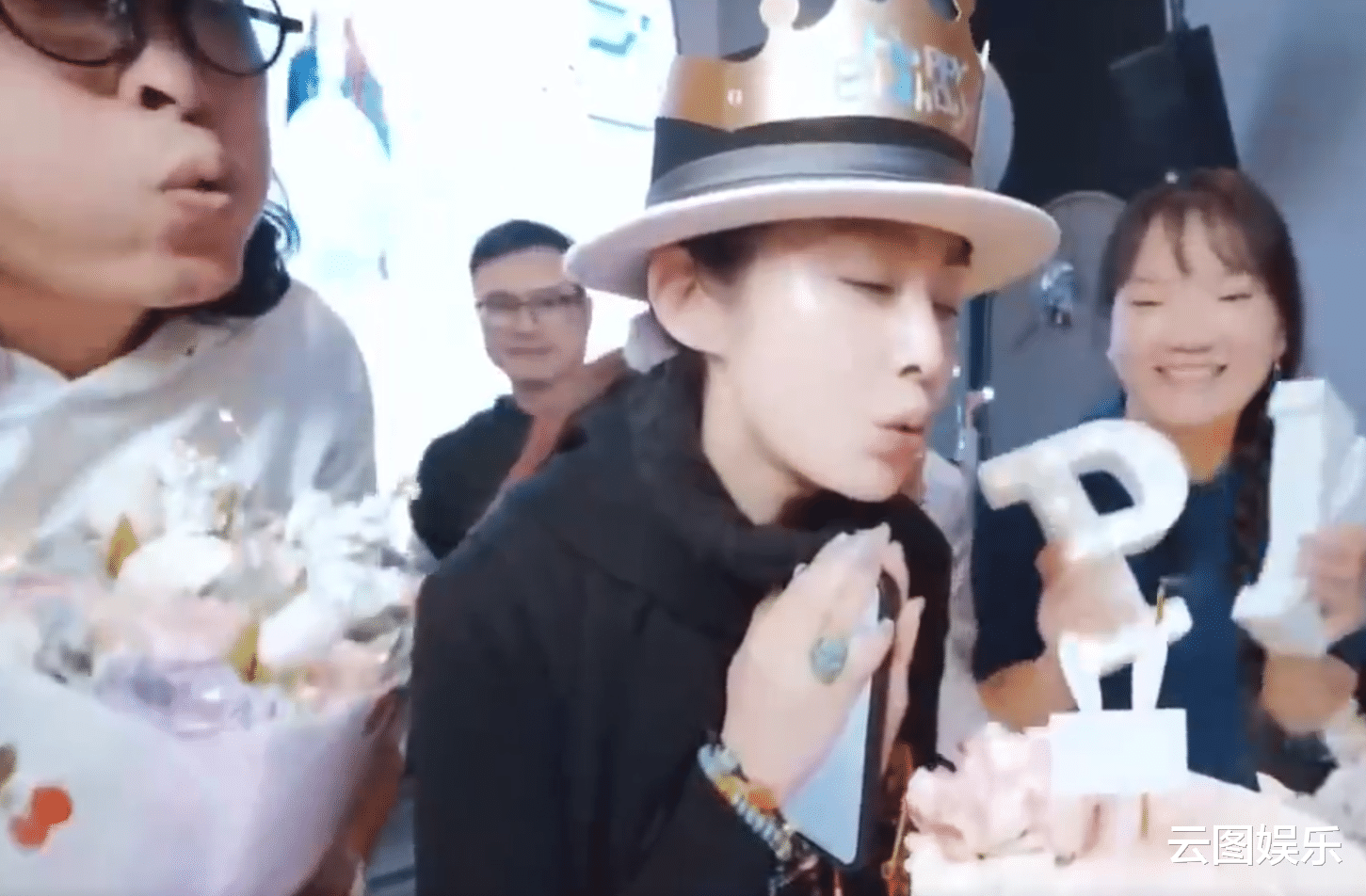 张敏|55岁张敏开派对庆生，与小10岁男友吹蜡烛很开心，戴鸽子蛋显贵气