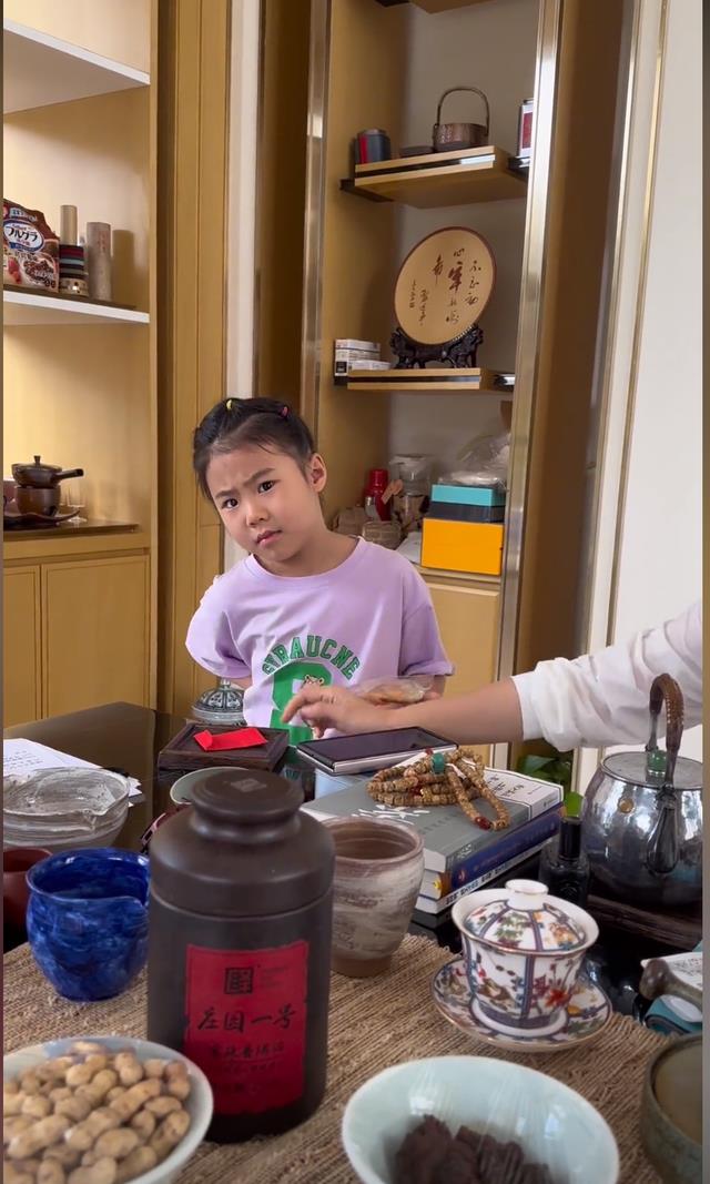 王楠|机灵！王楠和巨富老公套路女儿800元压岁钱，笑笑软硬不吃一聊就溜