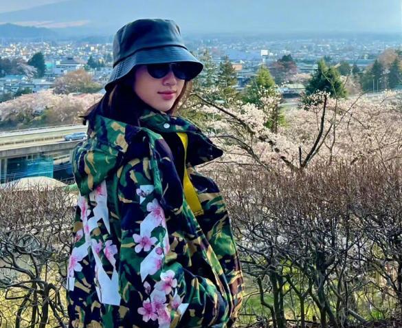 林丽莹|吴尊夫妇现身车展，林丽莹素颜戴口罩，小腹平坦没怀三胎