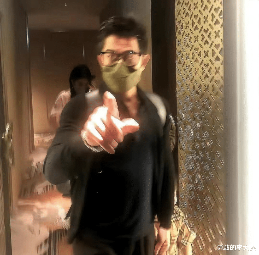 郭富城全家上海街头被偶遇，举动被批耍大牌，方媛生图身材五五分