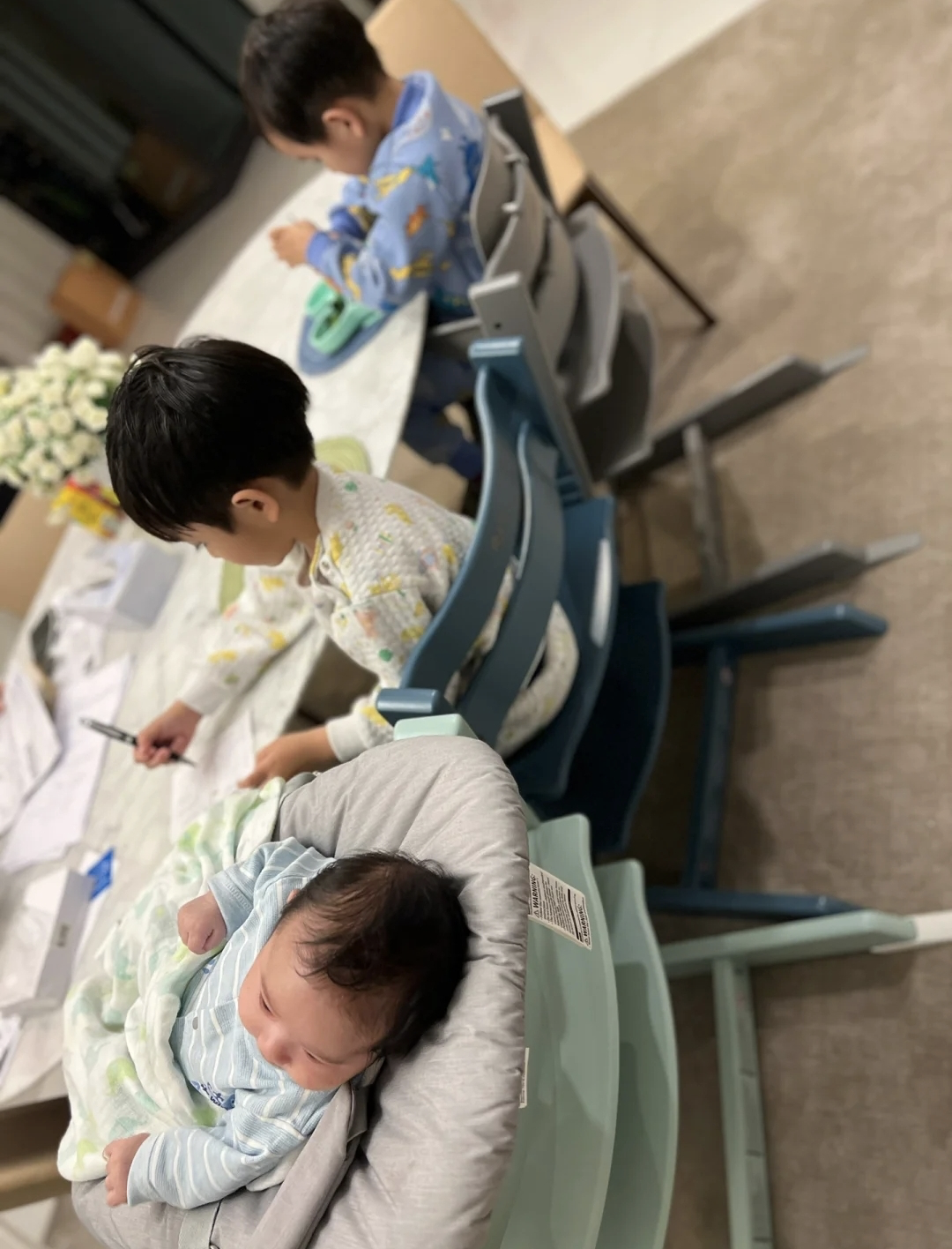 |陈凯琳晒幸福日常,52岁郑嘉颖扮鬼脸逗2个月小儿子,三兄弟有爱同框