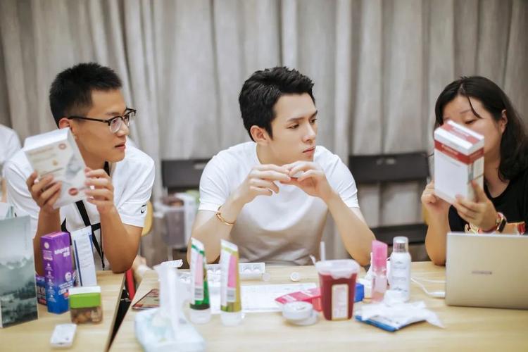 李佳琦|李佳琦进大学招美女主播,带货一哥有意退幕后