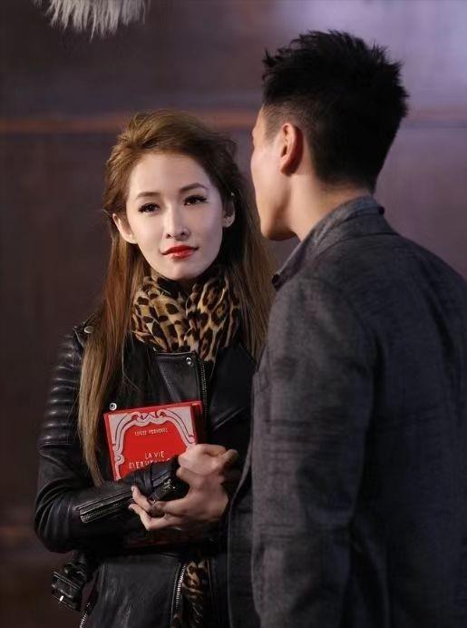 44岁萧亚轩：10亿身家，约会数百位小鲜肉，如今长相无法忍直视