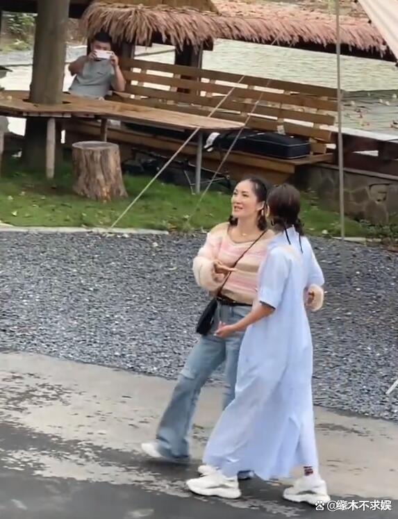 47岁林心如小腹隆起引争议，和谢娜相差5岁差距大，被嘲像母女！