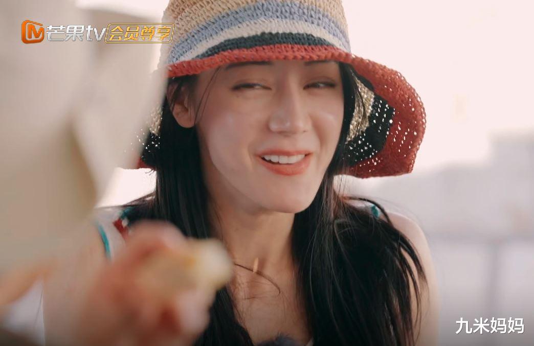 看了辛芷蕾的脚，我不由得慨叹，这真的是女明星的脚？