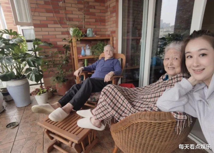 金·卡戴珊|38岁女星穆婷婷现状：亲爸起诉她，被迫退圈4年后，种菜养花与狗相伴