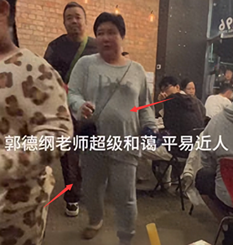 曝郭德纲移民澳洲住富人区,全家穿睡衣出门,8岁儿子不上学争议